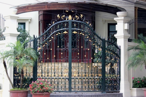 hững cánh cửa tại tòa biệt thự đều được mạ vàng với những đường nét mềm mại. 