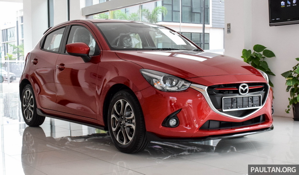 4. Mazda2: 174 xe - Xếp vị trí thứ 4 là Mazda2 với 174 xe bán ra thị trường trong tháng 2/2017, giảm nhẹ 4% so với cùng kỳ năm ngoái. Tính chung 2 tháng đầu năm 2017, doanh số Mazda2 đạt 418 xe, giảm 38% so với cùng kỳ năm 2016. Hiện tại Mazda2 có 2 phiên bản: Mazda2 sedan và Mazda2 hachback với mức giá công bố lần lượt là 555 triệu đồng và 585 triệu đồng. Khách hàng mua xe Mazda2 trong tháng 3/2017 sẽ nhận được quà tặng bảo hiểm vật chất có thể quy đổi ra 5 triệu đồng.