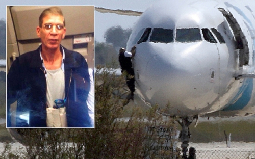 Tên Mustafa cướp máy bay bằng đai bom giả