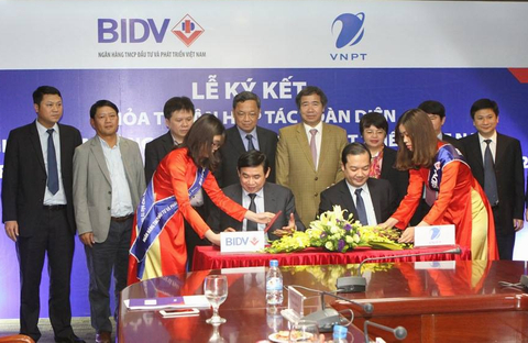 Tổng giám đốc Tập đoàn VNPT Phạm Đức Long (bìa phải) cùng ký kết thỏa thuận hợp tác với Tổng giám đốc Ngân hàng BIDV Phan Đức Tú.
