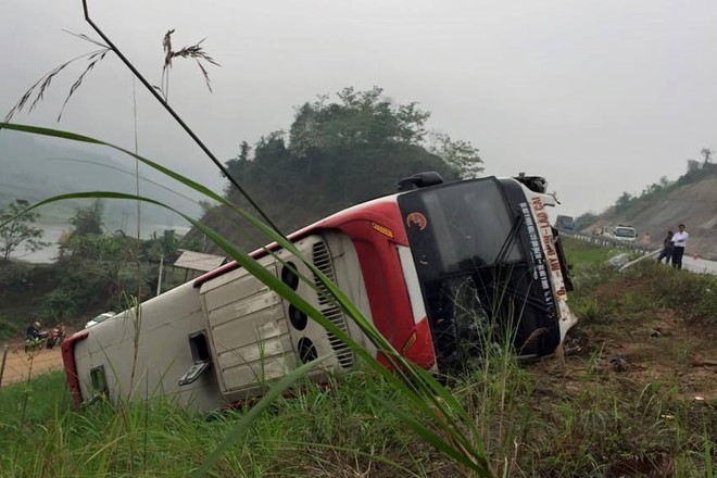 Lật xe khách trên cao tốc, giải cứu 18 người trong đêm