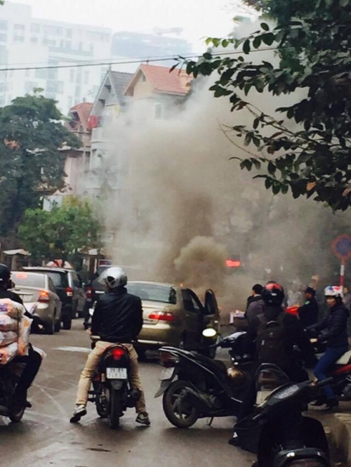 Hà Nội: Ô tô con bốc cháy dữ dội khi đang chạy trên đường