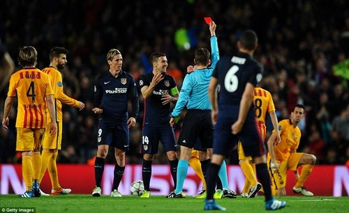 Torres nhận thẻ đỏ rời sân khiến Atl.Madrid không thể chống đỡ sức mạnh của Barca