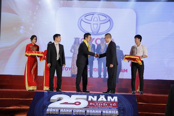 Đại diện Toyota Việt Nam nhận giải thưởng