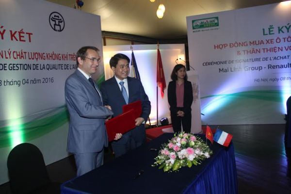 Chủ tịch Ủy ban Nhân dân thành phố Hà Nội Nguyễn Đức Chung và Đại sứ Pháp tại Việt Nam Jean-Noël Poirier tại lễ ký kết