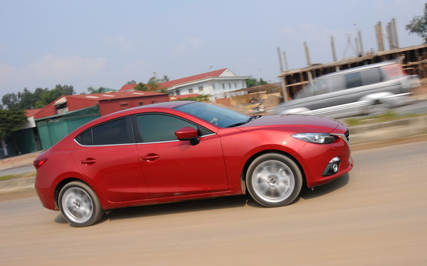 Mazda3 có doanh số bán cao gấp 3 Corolla Altis trong tháng 3