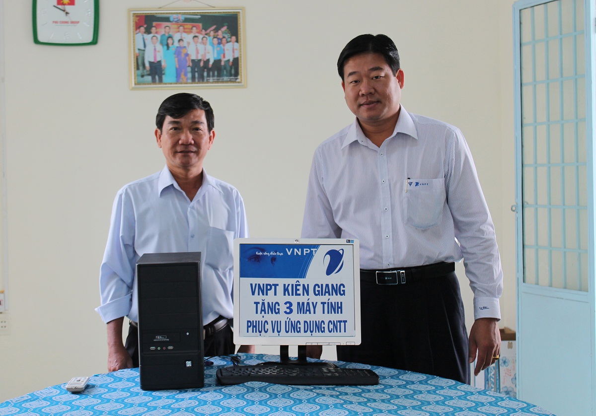 Ông Trịnh Quang Đăng – Giám đốc Trung tâm Kinh doanh VNPT - Kiên Giang trao tặng 03 máy tính cho ông Bùi Văn Đầy – Bí thư Đảng ủy Phường An Hòa.