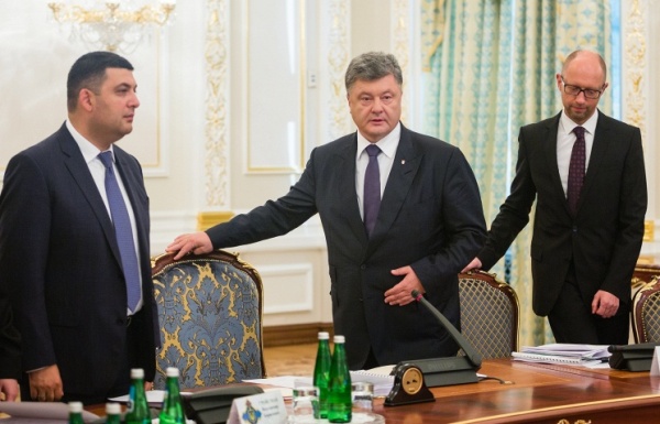 Chủ tịch Quốc hội Ukraine Groisman (bên trái ngoài cùng) trong cuộc đàm phán với Tổng thống Poroshenko và quyền Thủ tướng Yatsenyuk