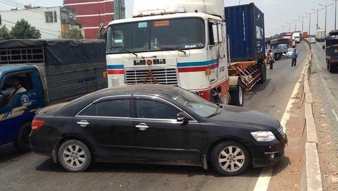 Ôtô Camry bị container đẩy hàng chục mét trên xa lộ Hà Nội