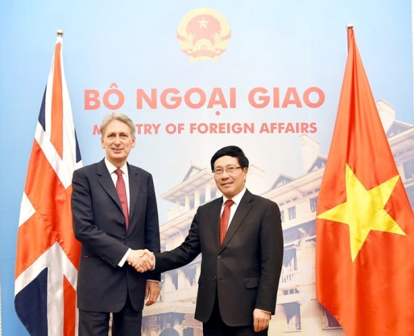 Phó Thủ tướng, Bộ trưởng Ngoại giao Phạm Bình Minh và Bộ trưởng Ngoại giao Anh Philip Hammond. (Ảnh: TG&VN)