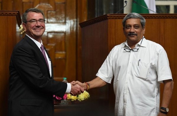 Bộ trưởng Quốc phòng Mỹ Ashton Carter (bên trái) và người đồng cấp Ấn Độ Manohar Parrikar sau một cuộc họp báo ở thủ đô New Delhi hôm 12/4