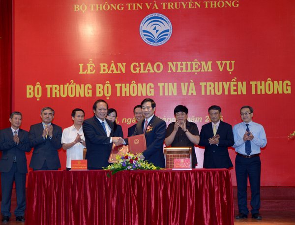 Đồng chí Trương Minh Tuấn nhận bàn giao nhiệm vụ Bộ trưởng Bộ TT&amp;TT