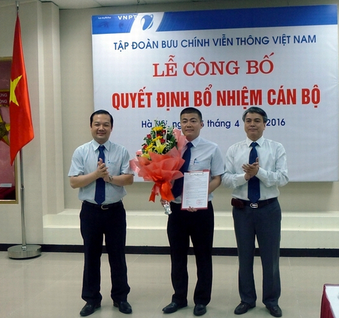 Lãnh đạo tập đoàn VNPT trao quyết định bổ nhiệm cho ông Ngô Diên Hy.