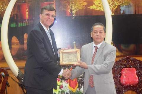  Ông Phan Ngọc Thọ - Phó Chủ tịch thường trực Ủy ban Nhân dân tỉnh Thừa Thiên Huế tặng quà lưu niệm cho Đại sứ Australia