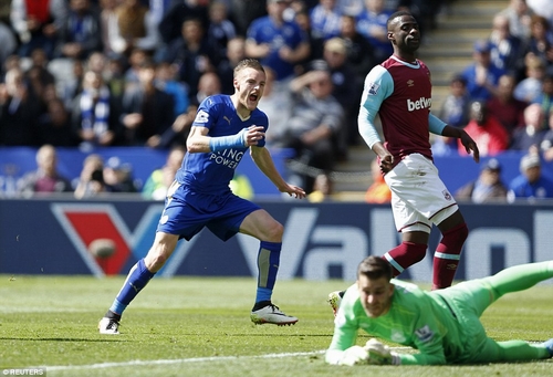 Vardy đóng vai người hùng khi ghi bàn mở tỉ số cho Leicester