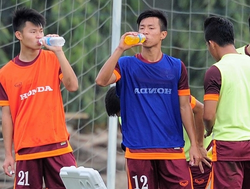 Phước Thọ (áo xanh lam) khi được HLV Miura gọi lên tuyển U23 VN. Ảnh: Quốc Bảo
