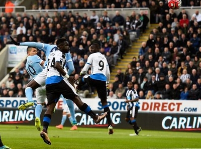 Aguero ghi bàn thứ 100, Man City vẫn bất lực trước Newcastle