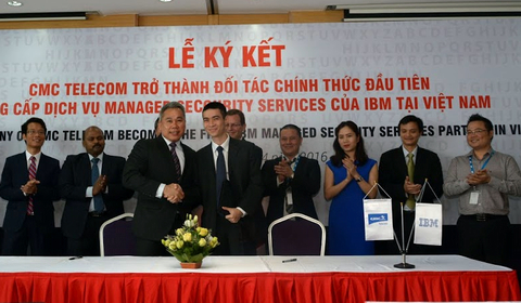 Đại diện của IBM Việt Nam và CMC Telecom bắt tay hợp tác đẩy lùi tội phạm mạng.
