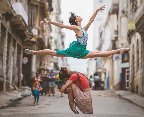 Đẹp không tả xiết màn múa ballet trên đường phố Cuba