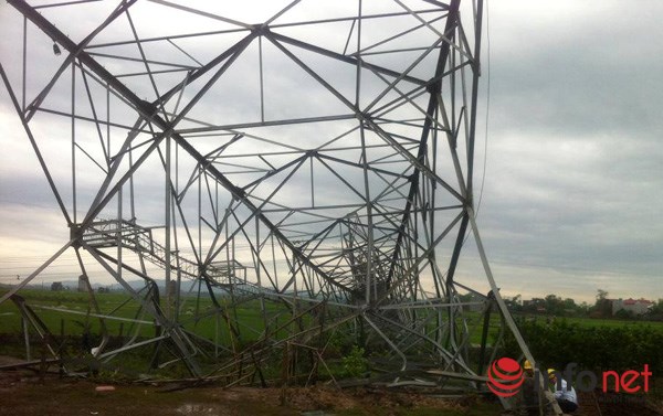 Mưa to gió lớn, một cột điện 500kV đổ sập xuống ruộng lúa của dân