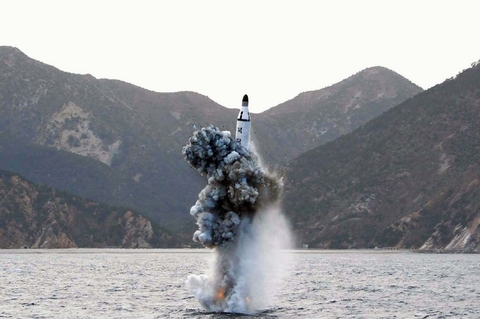 Triều Tiên lại khuấy đảo khu vực bằng một vụ phóng thử tên lửa đạn đạo từ tàu ngầm.