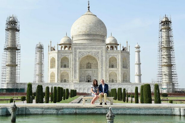 Hai vợ chồng trong một tour du lịch của Taj Mahal ở Agra, Ấn Độ