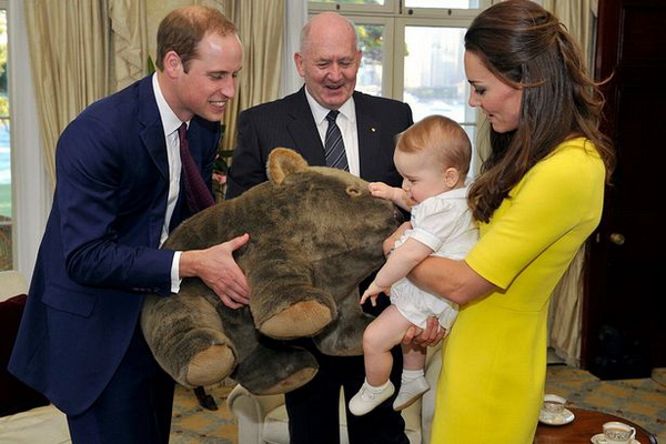 Các cặp vợ chồng đã Prince George về sự tham gia của nước ngoài đầu tiên của ông trên một tour du lịch nửa tháng dài tới New Zealand và Australia từ ngày 16-ngày 25 Tháng Tư.  Đó là chuyến thăm đầu tiên của Kate đến khu vực và xuất hiện trước công chúng đầu tiên của George kể từ lễ rửa tội của mình trong tháng 10 năm 2013. 