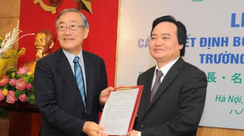 Bộ trưởng Bộ GD-ĐT trao quyết định Hiệu trưởng cho GS Furuta Motoo. Ảnh: Kim Khang/Vietnamnet