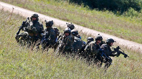 Hàng nghìn quân NATO rầm rập kéo đến biên giới Nga