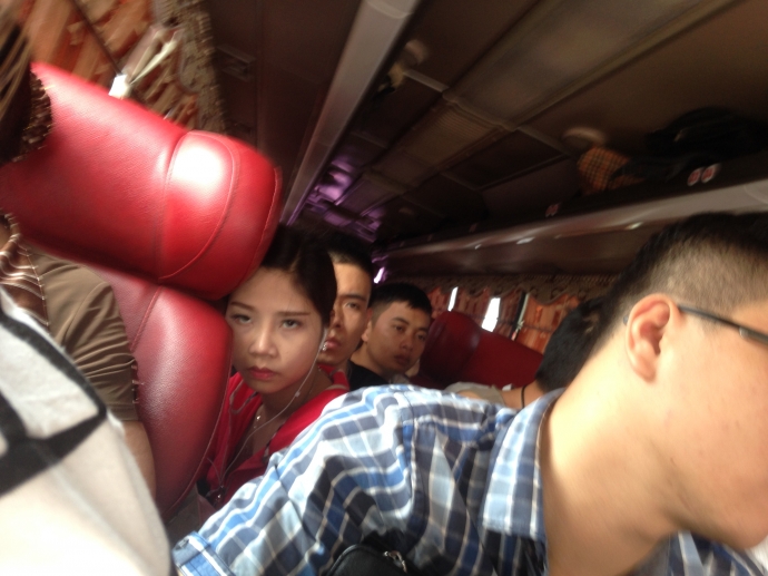 Hành khách bị nhồi đến nghẹt thở trên chiếc xe bão táp mang tên KaLong