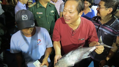 Bộ trưởng và lãnh đạo Quảng Bình xuống cảng bán cá giúp dân