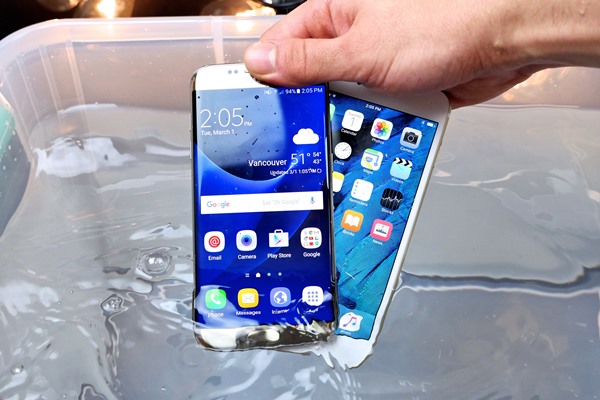 Thử nghiệm khả năng chống nước của Samsung Galaxy S7 (trái) và iPhone 6S (phải)
