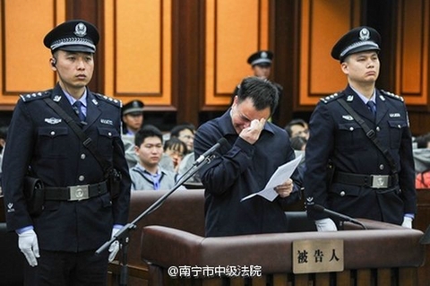Vạn Khánh Lương khóc lóc tại tòa