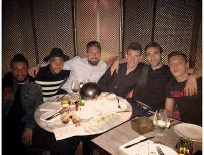 Ozil và đồng đội tiệc tùng trước trận quyết đấu với Man City