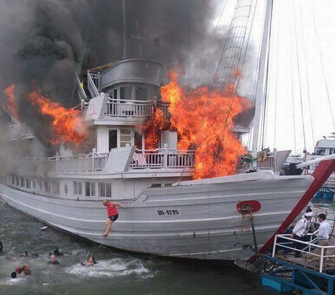 Cháy rụi tàu du lịch tại Tuần Châu