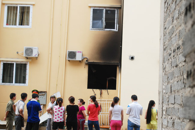 Hiện trường bên ngoài vụ nổ ở Khu chung cư dành cho người thu nhập thấp ở Khu phụ trợ Khu công nghiệp Bắc Duyên Hải ( thành phố Lào Cai) sáng ngày 8/5/2016.