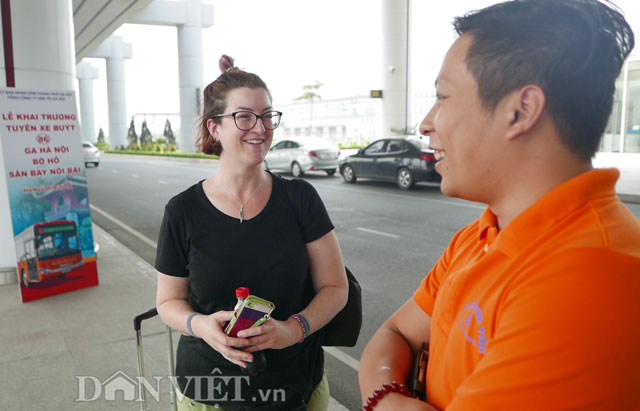 Nhân viên giao tiếp bằng tiếng Anh nhiệt tình hướng dẫn cho hành khách nước ngoài tại sân bay.
