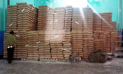 Cả trăm tấn bột mì “có vấn đề” tại kho của Công ty TNHH TM Phương Nga. (Ảnh: Tuổi trẻ)