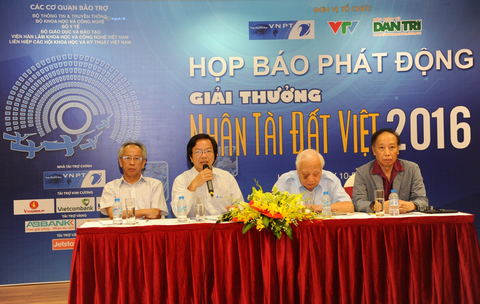 Đại diện Ban tổ chức, Ban Giám khảo Giải thưởng Nhân tài Đất Việt 2016 trao đổi cùng báo giới.