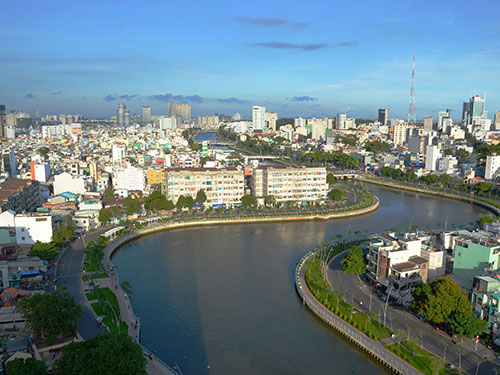 kênh Nhiêu Lộc-Thị Nghè đẹp như một dải lụa, chảy qua nhiều quận giữa trung tâm Thành phố.
