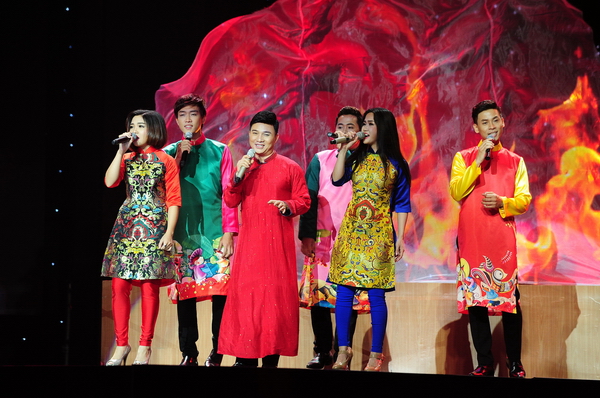 Trong phần hợp ca, team Quang Linh đã mang đến không khí vui tươi với tình thương mến thương giữa các thành viên trong đội với Về dưới mái nhà