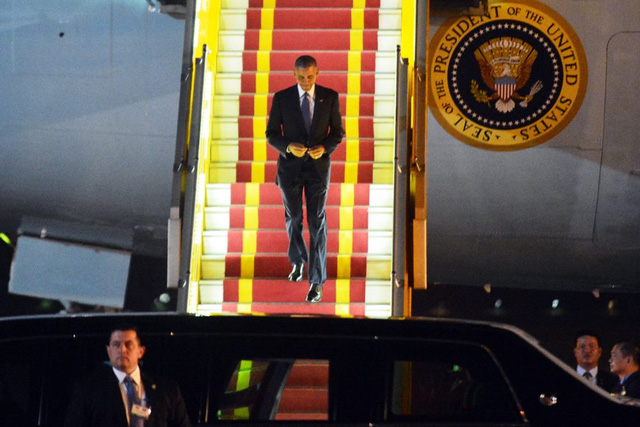 Chuyên cơ của Tổng thống Obama đáp xuống sân bay Nội Bài.