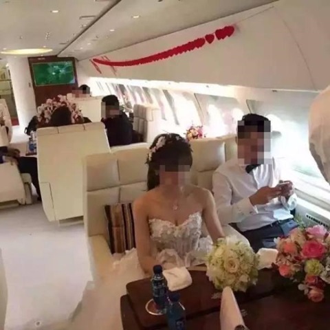 Sốc hình ảnh chú rể đón dâu bằng máy bay