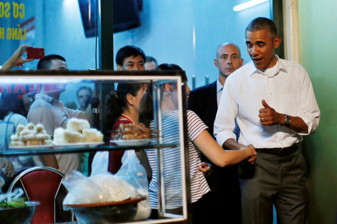 Tổng thống Obama đã đến thưởng thức món bún chả đặc sắc của Việt Nam ở một nhà hàng của thủ đô Hà Nội.
