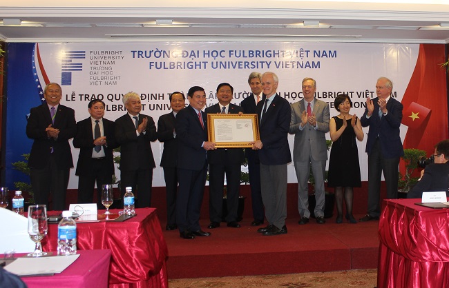 Lãnh đạo TPHCM trao quyết định cho Chủ tịch Hội đồng quản trị trường ĐH phi lợi nhuận đầu tiên ở Việt Nam