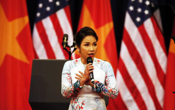 Nữ diva Mỹ Linh một mình hát vang Quốc ca mà không cần sự hỗ trợ của dàn nhạc.