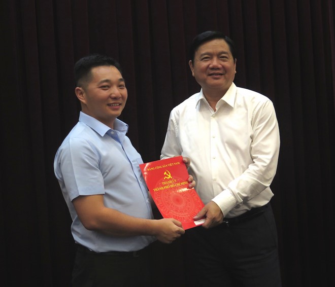 Bí thư Thành ủy TP.HCM Đinh La Thăng trao quyết định của Ban bí thư, chỉ định Ủy viên BCH Đảng bộ TP.HCM nhiệm kỳ 2015 - 2020 cho ông Lê Trương Hải Hiếu.