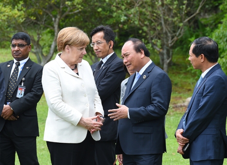 Thủ tướng Chính phủ Nguyễn Xuân Phúc tiếp xúc song phương với Thủ tướng Đức Angela Merkel. Ảnh: VGP