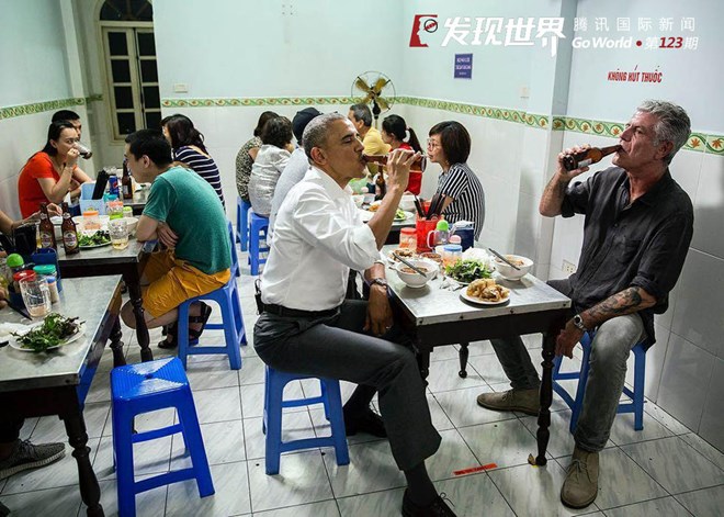 Hình ảnh ông Obama và đầu bếp Anthony Bourdain tại quán bún chả Hương Liên trên trang QQ