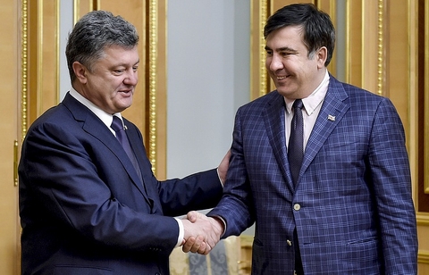 Tổng thống Petro Poroshenko và tỉnh trưởng tỉnh Odessa của Ukraine – ông Mikhail Saakashvili